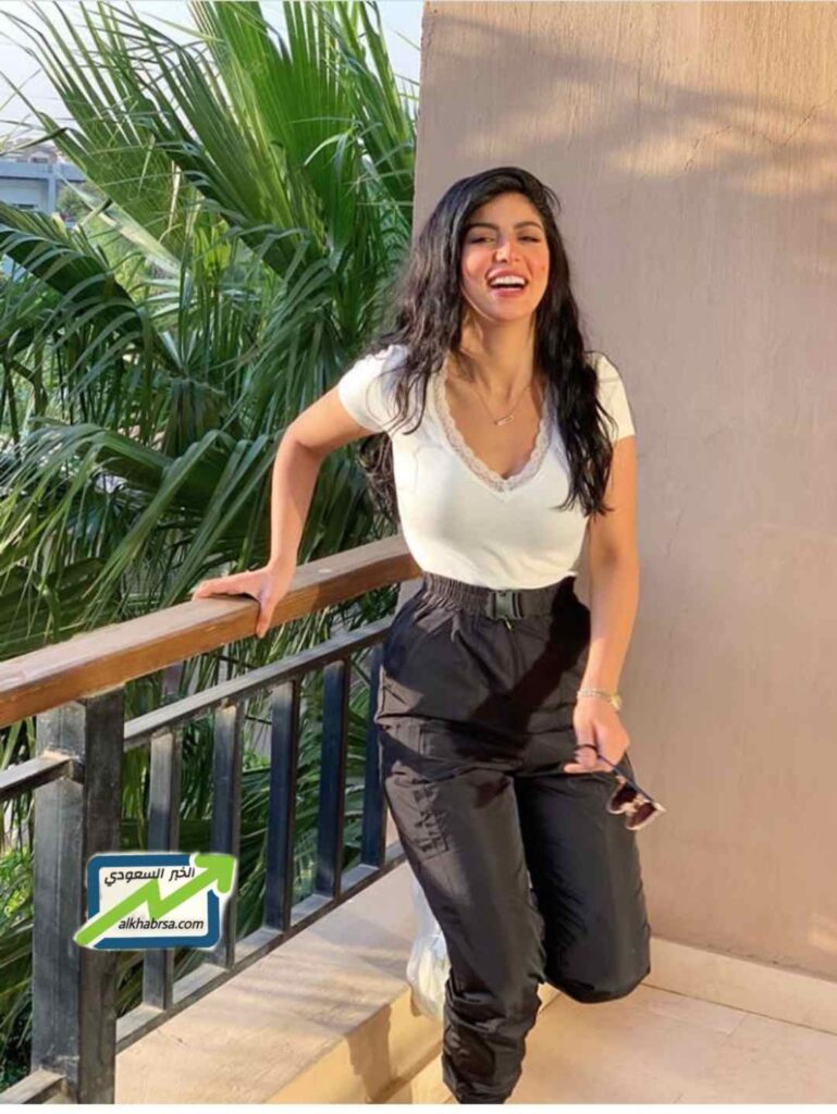 كارولين عزمي ويكيبيديا السيرة الذاتية: من هي الفنانة المصرية الشابة؟